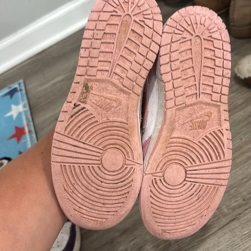 Girl Nike low top sneakers. Size 1.5